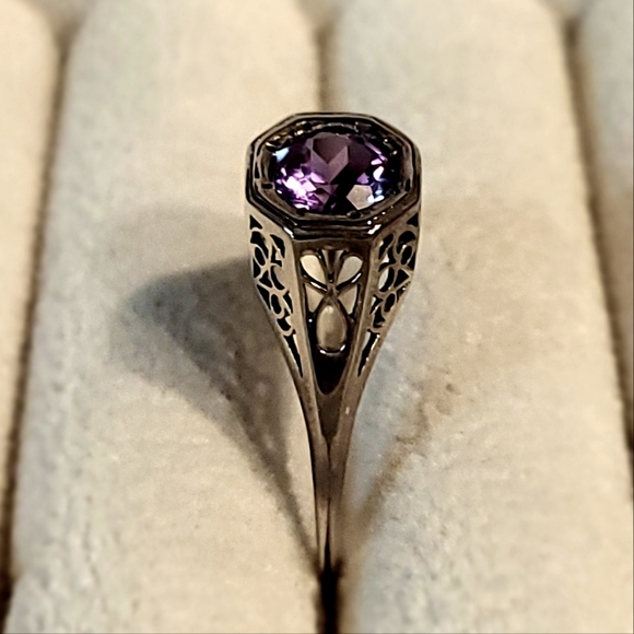 Elegant .925 Sterling Silver Amethyst Ring - Picture 2 of 3